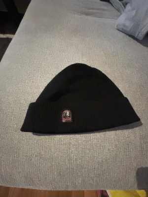 Parajumper mössa  - Parajumper mössa i ett väldigt bra skick. Skick 9/10. Typ aldrig använd o inga slitningar. Riktigt snygg att ha nu på vintern. Hör av er vid fler bilder eller funderingar🙌. Ny pris 600.