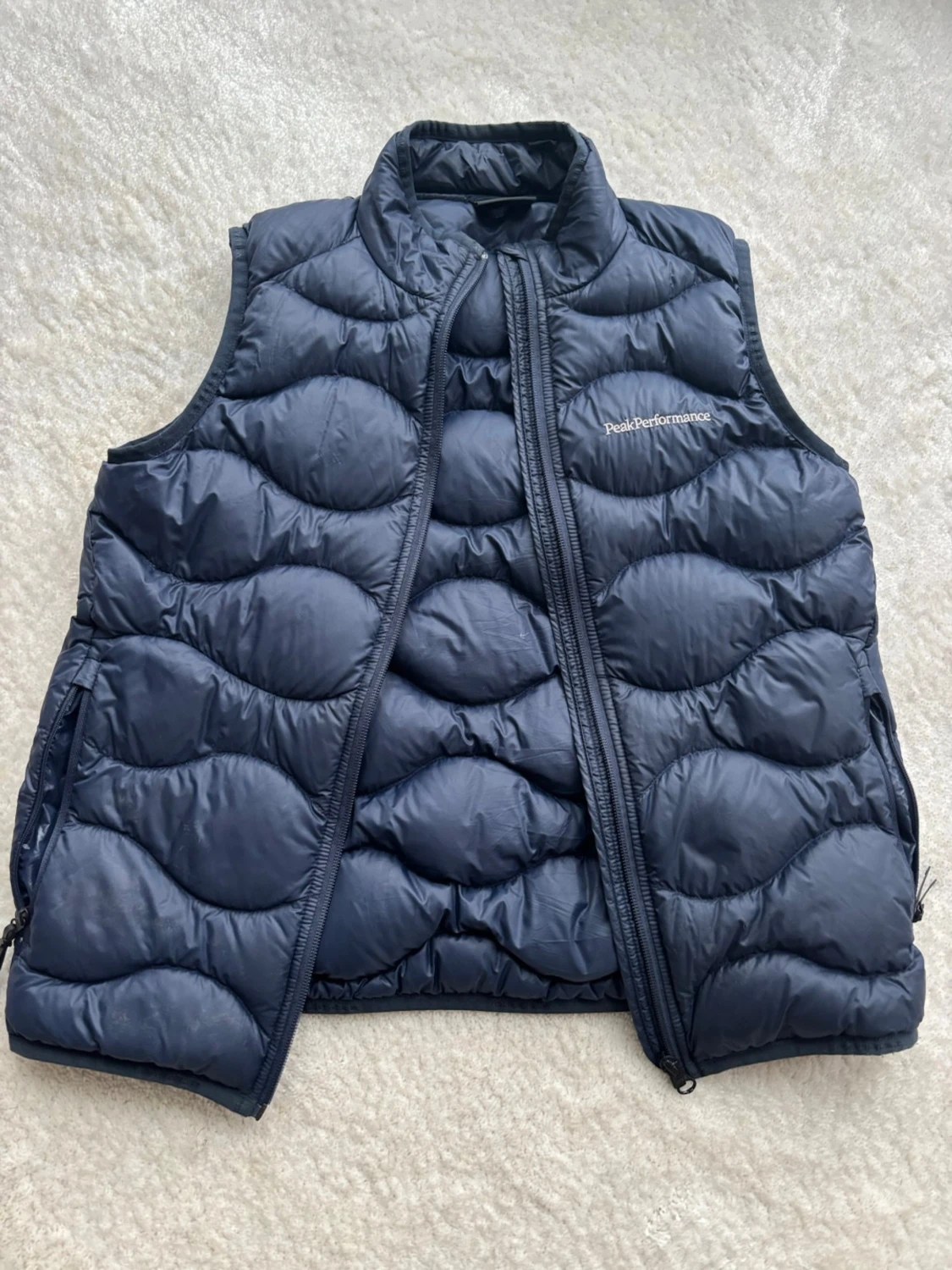 Mörkblå dunväst från Peak Performance