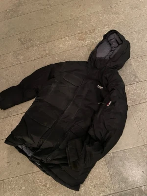 Svart vinterjacka Peak Performance - Peak Performance svart dunjacka stl M SD parka i Hipe. Peak Performance SD Parka är en robust dunparkas framtagen för sträng vinterkyla och nyckfullt väder. Den funkar lika bra på fjällturen som på stan. Jackan har en skyddande huva, tvåvägsdragkedja framtill med samt justerbara ärmslut med kardborre och mjuka innermuddar. Flera framfickor, ärmficka och innerfickor. Midja och nederkant med dragsko kan justeras. 