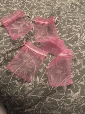 Smyckes/accessoar påsar med snörning - 5 st  - 5 stycken små smyckes/accessoar påsar med snörning 