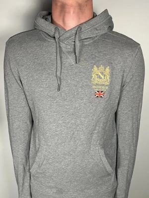 Morris hoodie  - Säljer en riktigt snygg och trendig Morris hoodie i fint skick, storlek S, vid frågor är det bara att skriva //Gramenti