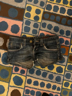 Low waist shorts från cross - Low waist short från cross med broderi på bakfickan!