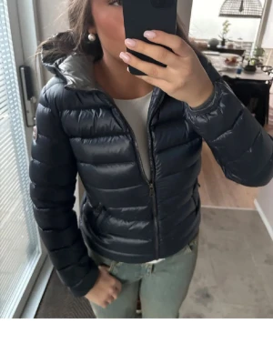 Colmar jacka  - Helt nu mörkblå Colmar jacka sjukt snygg för att hålla outfiten i det här vädret💕storlek xs passar mig som är 160! För referens ! Köptes i början av vintern för 3999! Är i storlek 12 men sitter som en S