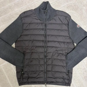 Moncler Grå Cardigan - 9/10 skick enkel modell att matcha med allt, Inga skambud tack, hör gärna av er om ni har någon fråga eller fundering. 