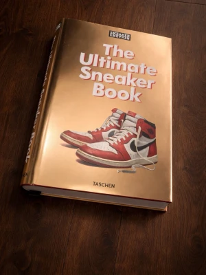The Ultimate Sneaker Book - En bok för sneakerheads! Utforska sneakerkulturens historia och ikoniska modeller i denna snygga och inspirerande bok. Perfekt för dig som älskar streetwear, mode och coola skor. Fylld med bilder och fakta om sneakers från hela världen.