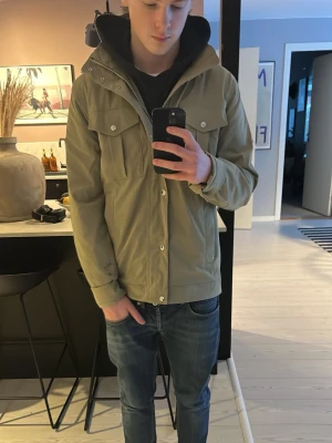 J.lindberg field jacka - Säljer nu denna riktigt schyssta field jacka från J.lindberg. Storlek M och modellen är 183 och väger ish 68kg. Hör av er vid minsta fråga! //degge