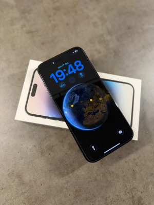 iPhone 14 Pro Max - Säljer nu min iPhone 14 Pro Max  med 128 GB lagringskapacitet i svart färg då jag köpt en ny telefon. Telefonen är i bra skick förutom att den är sprucken på baksidan men inte som märks då det är på baksidan (kameralinserna är inte skadade) Framsida skärm är helt repfri då jag alltid har haft ett glasskydd på skärmen (sitter ett nytt på just nu)   Batterihälsan: 85% (väldigt bra batteri tid fortfarande)