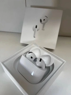 AirPods 4 (ANC) - Säljer ett par Apple AirPods 4 (ANC) med aktiv brusreducering, modellnummer A3057. Hörlurarna är i mycket fint skick och levereras komplett med originalförpackning och tillbehör. Både hörlurar och laddningsetui har 100% batteri och garanti till februari 2026.