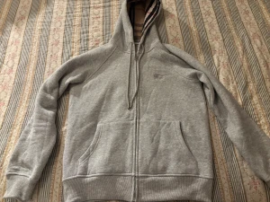 Burberry zip hoodie - Säljer en burberry zip hoodie i storlek M men liten i storlek så passar S.