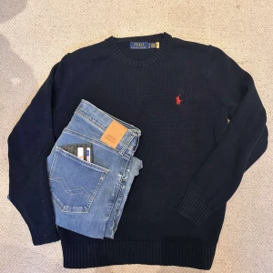 Blå jeans från Replay - Snygga blå jeans från Replay med klassisk femficksdesign och en bekväm passform. Perfekta för en avslappnad stil. Märkeslappen i läder på baksidan ger en extra touch.