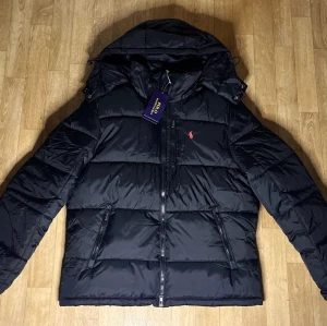 Polo Ralph Lauren svart jacka - Polo Ralph Lauren svart jacka i ny skick, pm vid frågor eller för detaljbilder.