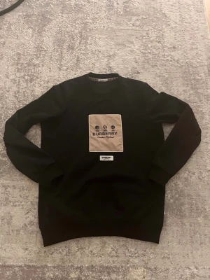 Burberry Tröja - Jätte fin burberry tröja med logo i mitten. Oanvänd  