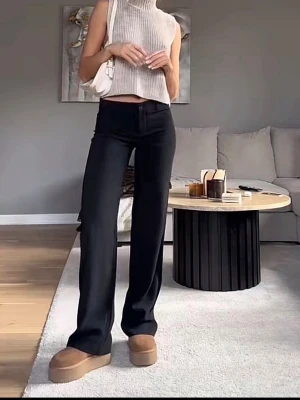 Lågmidjade kostymbyxor  - Säljer dessa lågmidjade kostymbyxor ifrån nelly i storlek L! De är modellen ”keep it up low waist suit pants”! Fint skick och kostar 400kr nya!