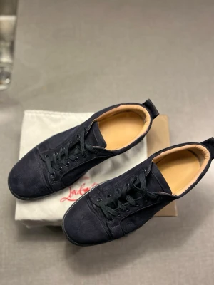 Louboutin skor Navy - Ett par riktigt fina Louboutin skor i färgen ”Navy” där den ikoniska röda sulan går in i kategorin. Bra skick, mycket sköna och stilrena. Jag lovar dig att med dessa skor kommer du inte glida runt som vem som helst! Storlek 46 men passar även 45