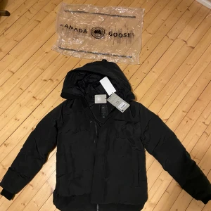 Canada Goose (Mac Millian) - Riktigt fet o varm jacka, hade behållt den om den bara hade passat, kvitto finns!