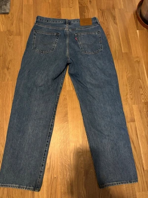 Levi's 568 blå jeans  - Ett par nästan helt nya Levis jeans som ej passar mig. Jeansen är loose fit. Köpta på Levis butiken i Örebro på våghustorget.      Skick på jeansen är riktigt bra, inga skavanker som jag märkt av. Storlek på jeans är W32 W32. Undras det något så är det bara att skriva! 