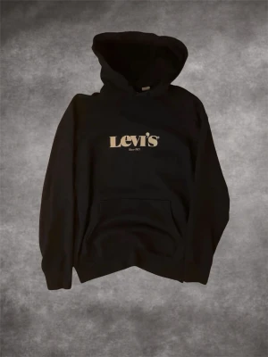 Levis hoodie Marinblå  - Säljer denna otroligt snygga Levis hoodie i storlek S, mycket bra skick. Den sitter som S/M. Skriv för fler funderingar 🙏🏼🙏🏼