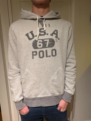 Ralph Lauren Hoodie - Snygg hoodie i grå ifrån Ralph Lauren. Stl M.  Bra skick endast använd ett fåtal ggr. 