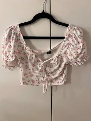Topp - Blommig topp från Shein