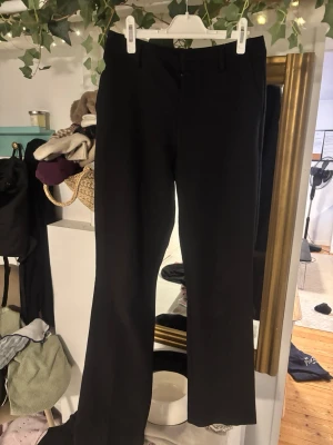 Svarta bootcut kostymbyxor BikBok - Säljer ett par svarta kostymbyxor från BikBok i storlek 40. Byxorna har bootcut-modell sopch klassisk midja med hällor för bälte. Snyggt skräddad look som passar till många olika stilar. Materialet känns mjukt och följsamt.