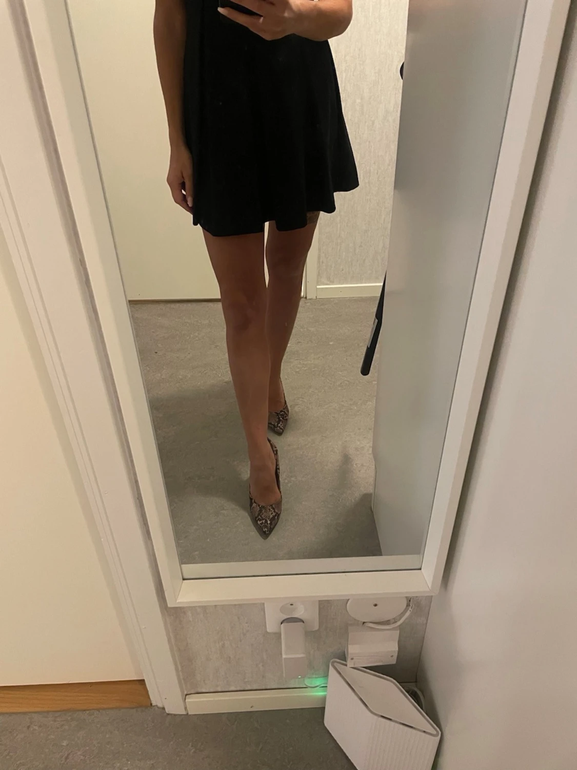 Svart kort klänning  - 3