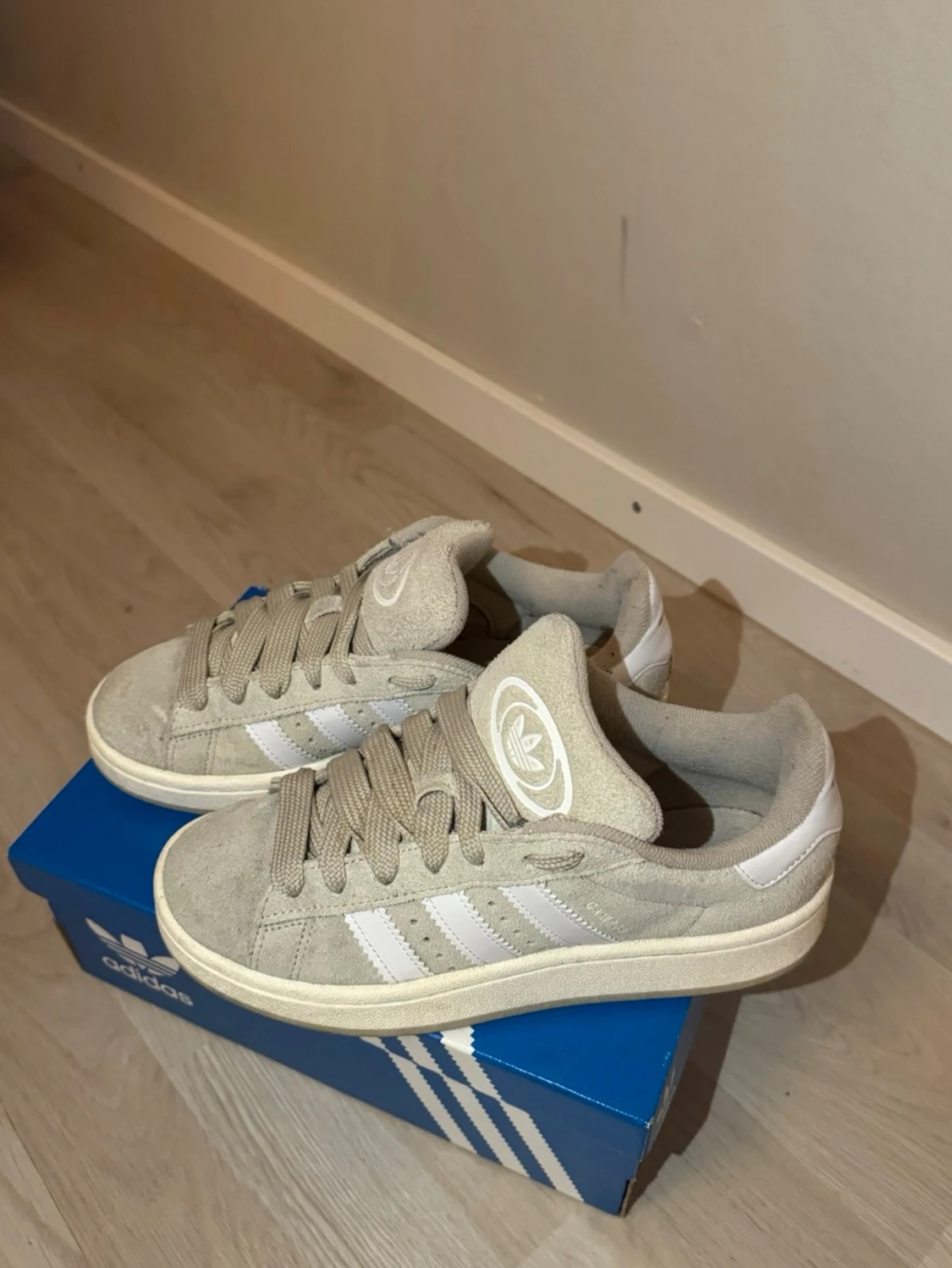 Beige adidas Campus sneakers mocka - 1