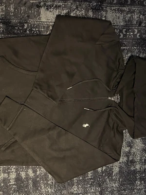 Svart Ralph lauren zip up hoodie - Helt ny aldrig använd! Prima skick!! Hör av er vid frågor och var inte rädd att lägga bud!