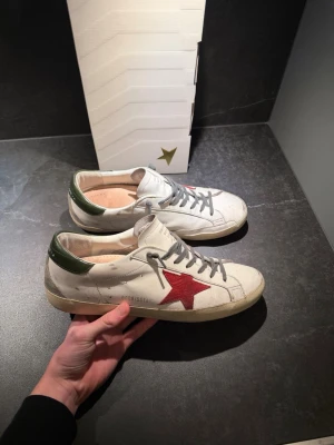 Vita Golden goose - Hejsan! Jag säljer nu dessa riktigt feta Golden goose i storlek 43. Box medföljer! Det ligger extra sulor i men original ligger under dem! Hör av er om ni har frågor!😄