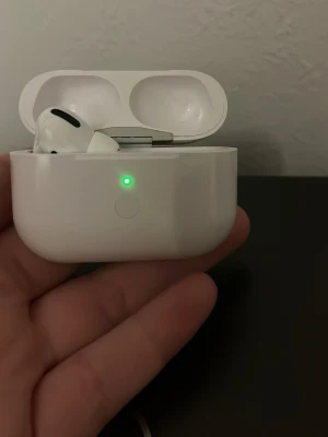 AirPods Pro - Säljer ett par Apple AirPods Pro med laddningsetui. Fungerar utmärkt, laddningsindikatorn lyser grönt. Viss yttre slitage syns på etuiet men hörlurarna är i gott skick. Perfekt för dig som vill ha trådlöst ljud och brusreducering. Saknas en AirPod 