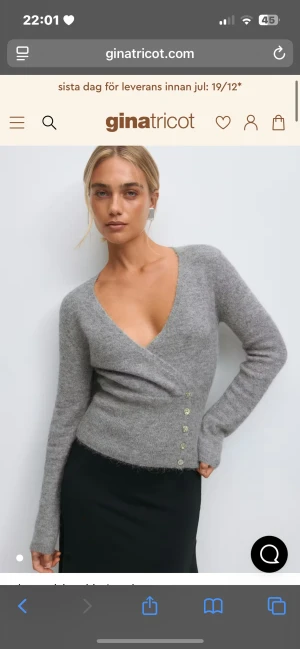 Grå kofta i alpacablend från Gina Tricot - Mysig grå kofta från Gina Tricot med v-ringning och dekorativa knappar längs sidan. Perfekt att styla med både jeans och kjol. Aldrig använd, lappen kvar. Pris kan diskuteras vid snabbt köp 🩷 kan posta samma dag