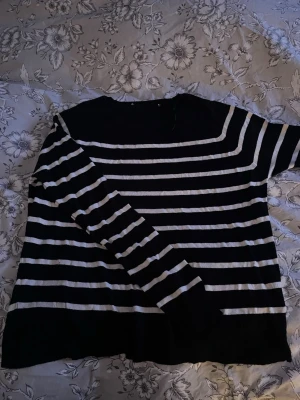 Svartvit randig tröja - Säljer en snygg tröja från Zara. Har tagit bort lappen vid kragen på grund av att den kliade när jag hade på mig tröjan därför säljer jag den även billigt💕