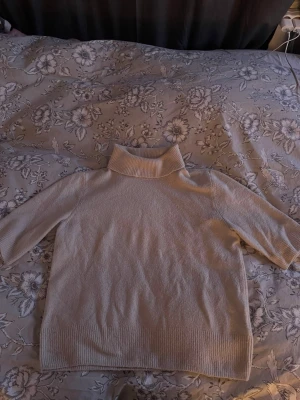 Beige polotröja med kort ärm - Säljer en mysig beige polotröja som inte kommer till användning längre💕