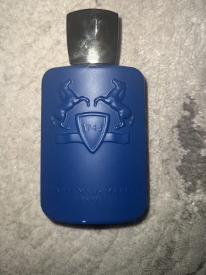 Blå Parfums de Marly parfym - Flaska det finns ingen parfym inne i flaskan 