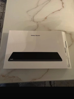 Galaxy Tab A11+ - Samsung Galaxy Tab A11+ i mycket fint skick, komplett med originalkartong och USB-C laddkabel. Surfplattan har stor skärm och passar perfekt för både underhållning och arbete. Inga synliga repor eller skador. Perfekt för dig som söker en pålitlig Android-surfplatta.