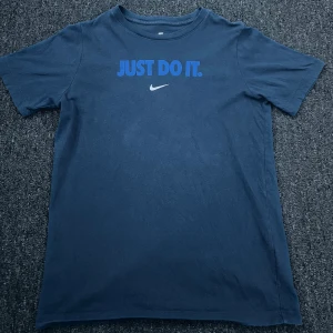 Nike (Just do it) T-Shirt Mörkblå - Plagg:Nike T shirt (Just do it) Storlek:158-170 Barn Storlek Nypris:699 Mitt pris:49 Skick:9/10 Märke/Brand:Nike(Just do it) Färg:Mörkblå Passform:XS-S Övrigt:Inga Defekter  Fraktar Inom 24 h📦 Skriv Vid Minsta Lilla Intresse😃 