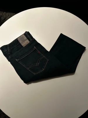 Replay anbass  - Replay jeans i en eftertraktad tvätt! Storlek W32 L32! Hör av er vid frågor och funderingar// Lutino UF:)