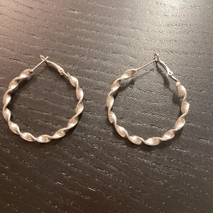 Silvriga runda örhängen  - Silvriga runda örhängen 🩶🩶🩶