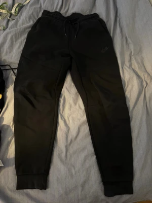 Nike tech fleece mjukisbyxor - Nike tech fleece mjukis byxor. Nike märket har gått bort lite som man ser på bilden. 