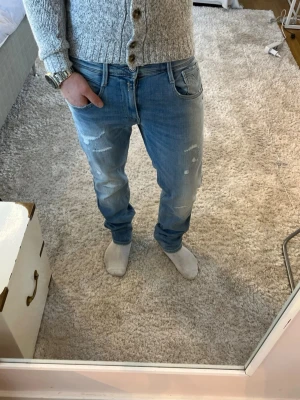 Replay anbass jeans med slitningar  - Replay Jeans | skick 9/10 | Storlek 33/34 | Modellen är ca 181cm lång | Hör av dig vid minsta fråga eller fundering!!