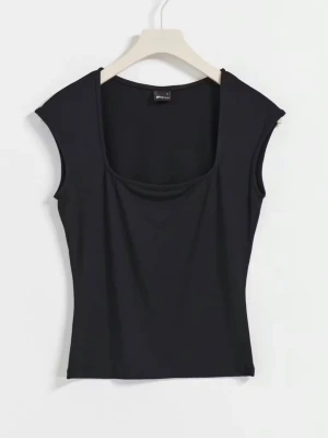 Svart topp med fyrkantig ringning - En svart, stilren topp från gina med fyrkantig ringning och breda axelband. Toppen är figurnära och har en enkel, modern design som passar till många olika looks. Perfekt att matcha med både jeans och kjol. Soft touch top från gina 