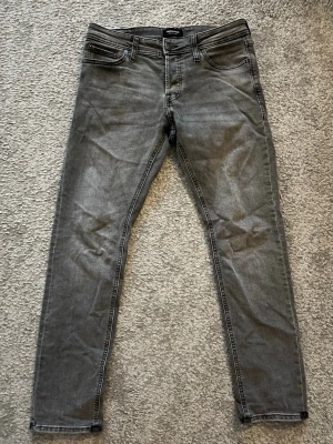 Slim-fit Jeans Jack&Jones - Säljer nu dessa Slim-fit jeans från Jack&Jones! Skick: 8/10 | Storlek: 32/32 | Skriv vid fler frågor eller funderingar!