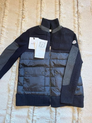 Moncler cardigan - Väldigt unik cardigan från Moncler som är väldigt sällsynt storlek 2 så sitter som S/M kvitto medföljer såklart, skriv vid frågor & funderingar