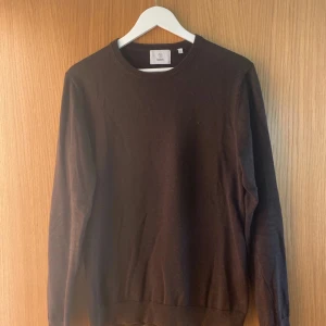 Brun Bläck tröja S - Jag säljer denna fina stickade bruna tröja från Bläck som är perfekt att ha året runt. Pris kan diskuteras vid snabb affär.