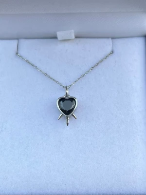 Maria Nilsdotter ”Three of Swords” inspirerat halsband - Aldrig använda, silverpläterad och tillverkade i rostfritt stål. Kedjornas längd är  40+5 cm och nickelfria. Om du har fler frågor, tveka inte att höra av dig 🤗