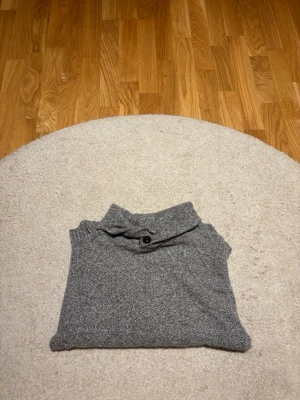 Grå stickad polotröja med knapp - Säljer den skit snygga tröjan från dressman. Den är köpt för 699 och jag säljer den för ett bra pris då den kommit till användning några få gånger sitter slim och bra. 