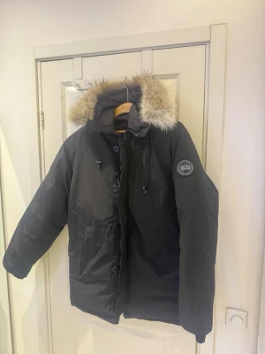 Canada goose black Label - Säljer en oanvänd canada goose jacka som är böack label i storlek XL men passar även till L