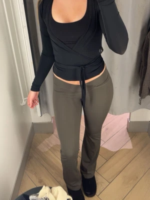 Träningsbyxor  - Jätte sköna o snygga träningsbyxor, använda två ggr men tycker dom är lite för korta på mig, första bild egen, är 1,75🥰