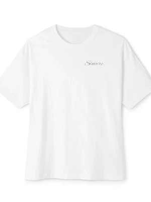 Vit t-shirt Sincere Monaco  - Vit t-shirt från Sincere med tryck fram och bak. På bröstet står det 'Sincere' och på ryggen finns stora svartvita illustrationer av en sportbil, klocka och yacht samt texten 'monaco'. Klassisk passform och rund hals. Perfekt för dig som gillar clean stil med coola detaljer.