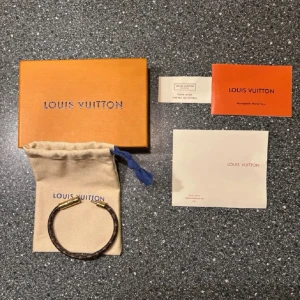 Louis Vuitton armband - 💎 Louis Vuitton armband – komplett originalset 💎 Säljer ett exklusivt Louis Vuitton–armband i mycket fint skick. Ett tidlöst och stilrent armband med det klassiska LV–monogrammet och guldfärgad låsdetalj. ✔ Mycket bra skick ✔ Väl omhändertaget ✔ Original ask, dustbag och papper ingår ✔ Se bilder  Perfekt accessoar som lyfter vilken outfit som helst och passar både till vardag och finare tillfällen. 💌 Skriv vid intresse, frågor eller om du vill ha fler bilder. Priset kan diskuteras. 