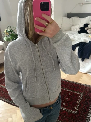 Grå zip-up  - Jättesöt grå zip-up från Brandy Melville! One size💖 Väl använd, därmed lite nopprig och så. 
